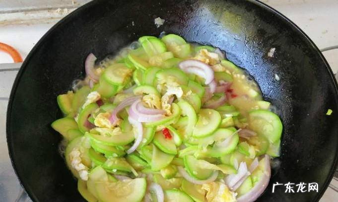 家常西葫芦鸡蛋炒圆葱的做法