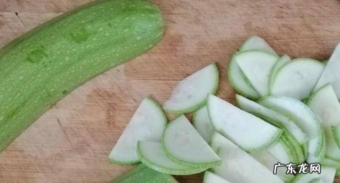 家常西葫芦鸡蛋炒圆葱的做法