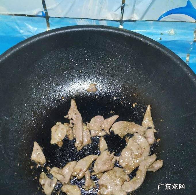 怎样做美味的胡萝卜青椒炒猪肝