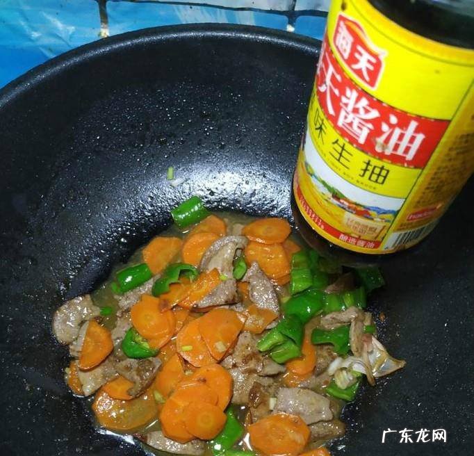 怎样做美味的胡萝卜青椒炒猪肝