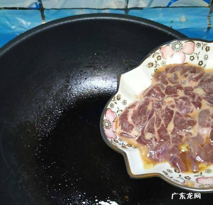 怎样做美味的胡萝卜青椒炒猪肝