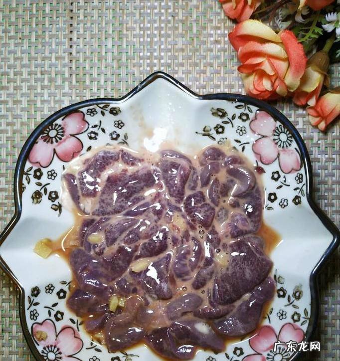 怎样做美味的胡萝卜青椒炒猪肝