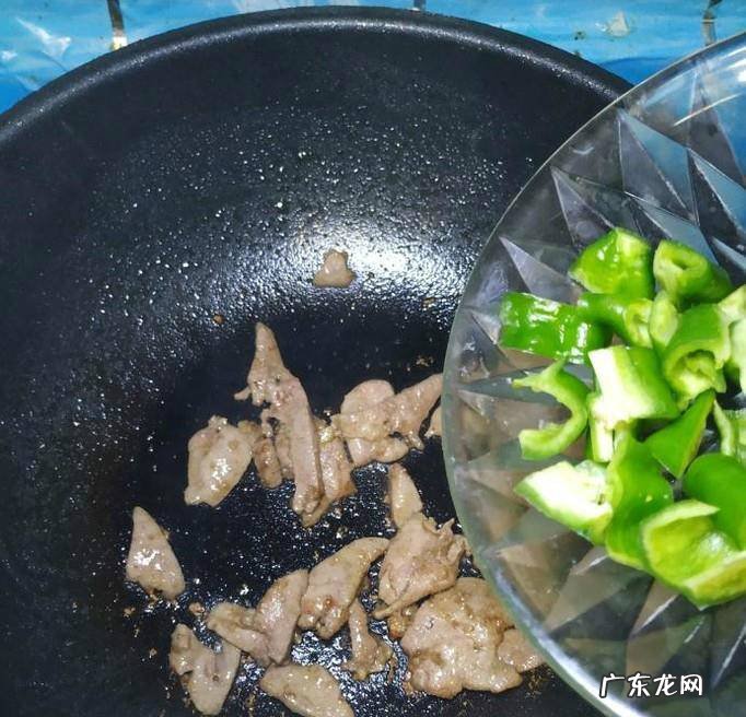 怎样做美味的胡萝卜青椒炒猪肝