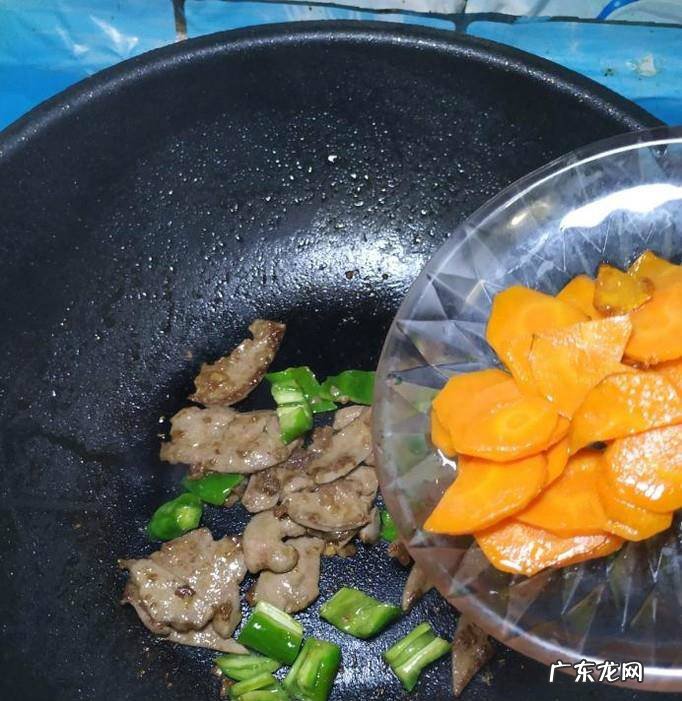 怎样做美味的胡萝卜青椒炒猪肝