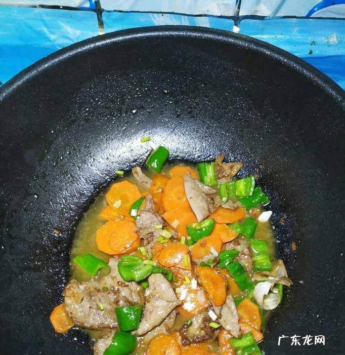 怎样做美味的胡萝卜青椒炒猪肝