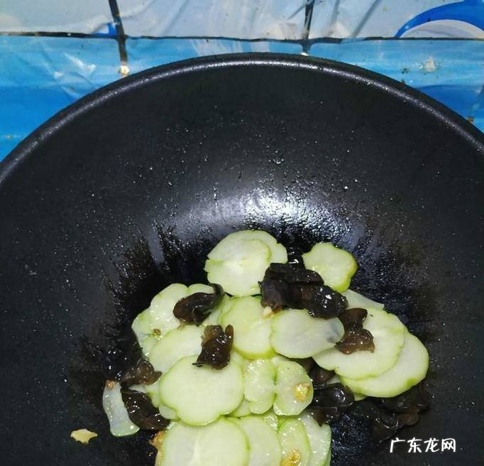 怎样做美味的佛手瓜炒木耳