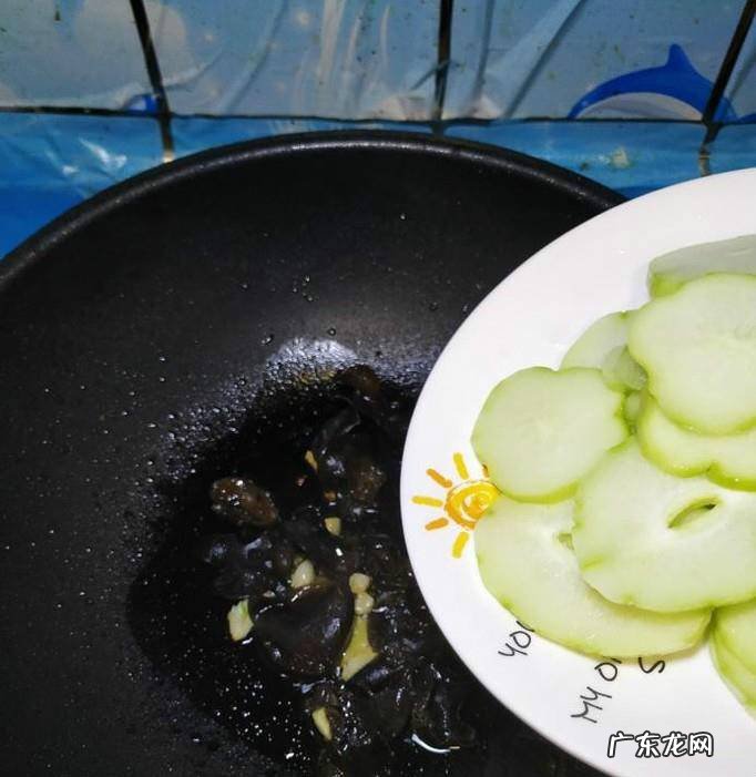 怎样做美味的佛手瓜炒木耳
