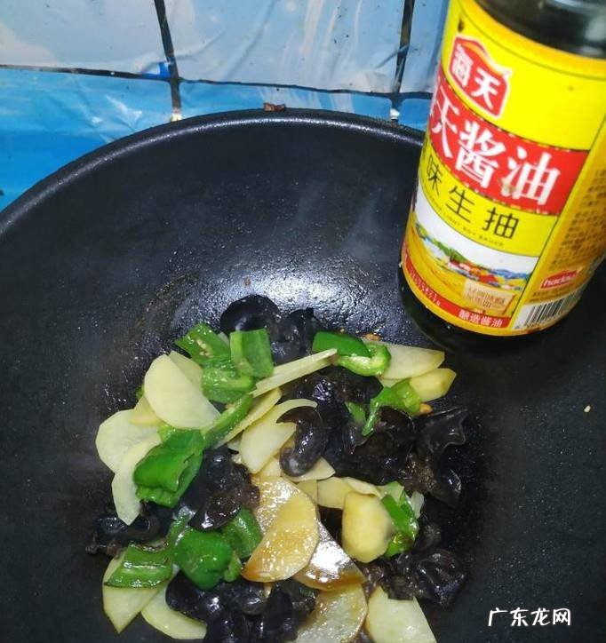 怎样做美味的土豆青椒炒木耳