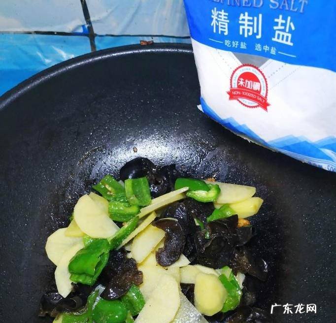 怎样做美味的土豆青椒炒木耳