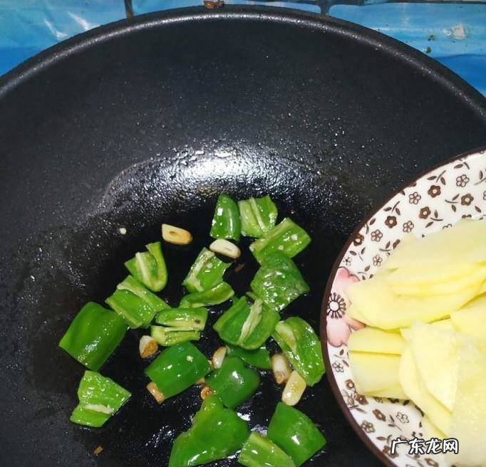 怎样做美味的土豆青椒炒木耳