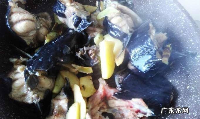 仔姜焖埃及塘角鱼的做法