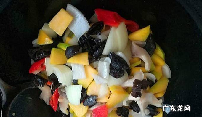 怎么做营养好吃的蘑菇洋葱黑木耳嫩南瓜