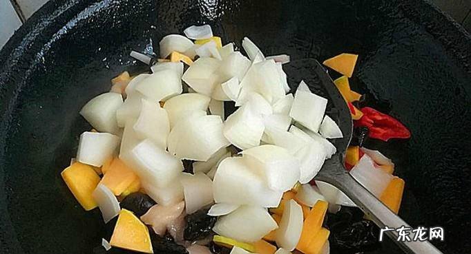 怎么做营养好吃的蘑菇洋葱黑木耳嫩南瓜