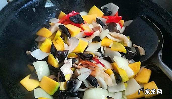 怎么做营养好吃的蘑菇洋葱黑木耳嫩南瓜