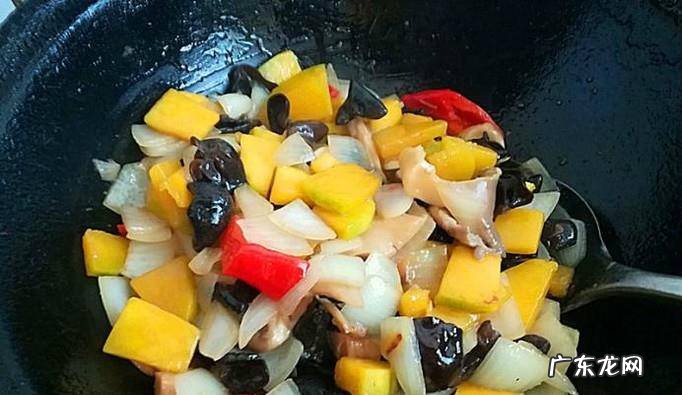 怎么做营养好吃的蘑菇洋葱黑木耳嫩南瓜