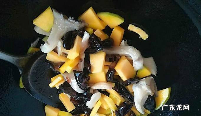 怎么做营养好吃的蘑菇洋葱黑木耳嫩南瓜