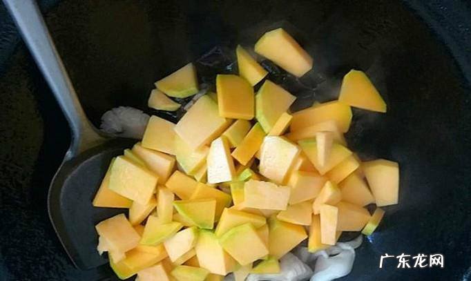 怎么做营养好吃的蘑菇洋葱黑木耳嫩南瓜