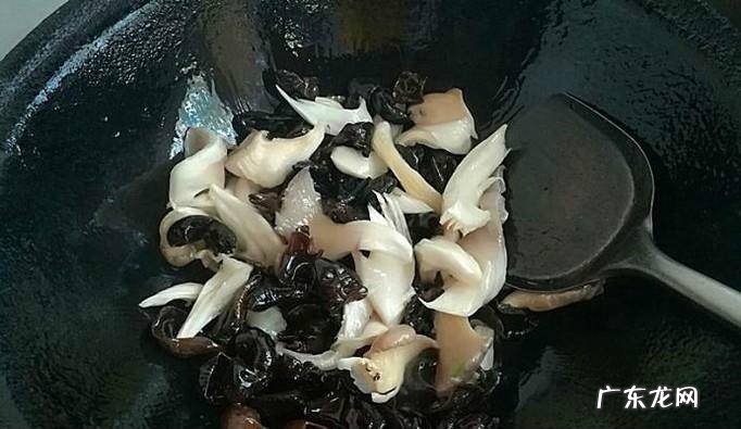 怎么做营养好吃的蘑菇洋葱黑木耳嫩南瓜