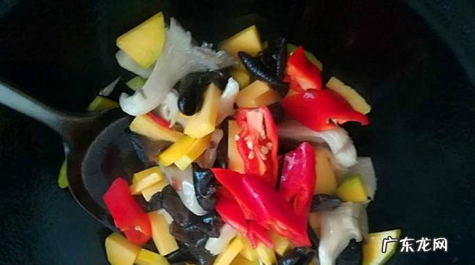 怎么做营养好吃的蘑菇洋葱黑木耳嫩南瓜