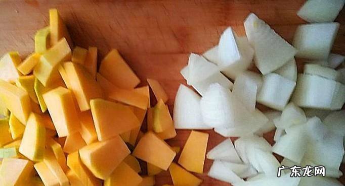 怎么做营养好吃的蘑菇洋葱黑木耳嫩南瓜