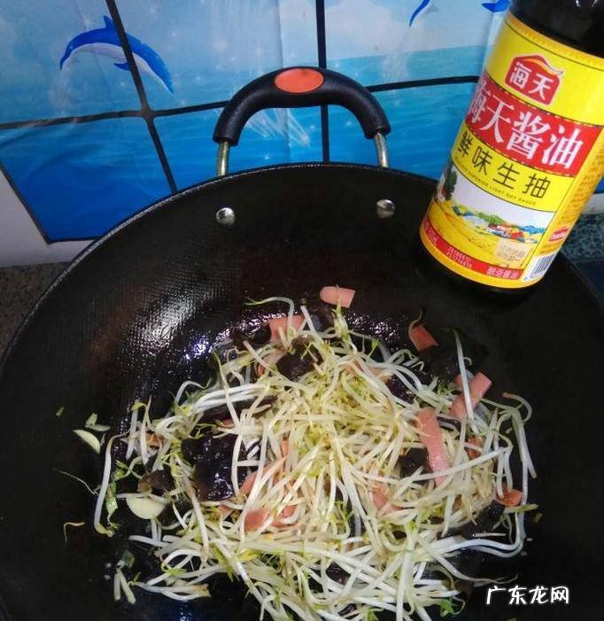 怎样做美味的黑木耳香肠炒豆芽