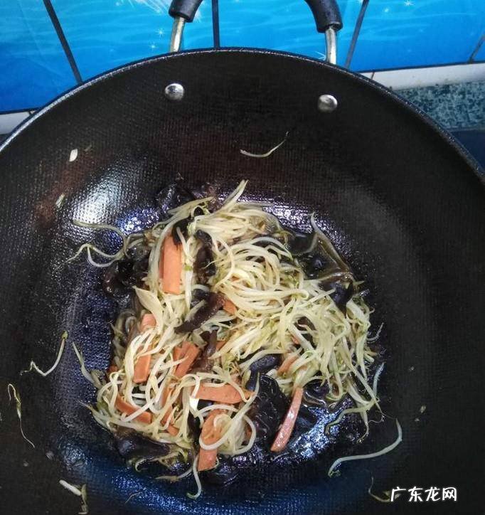 怎样做美味的黑木耳香肠炒豆芽