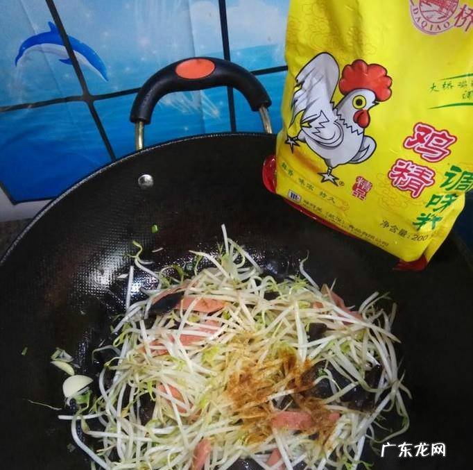 怎样做美味的黑木耳香肠炒豆芽