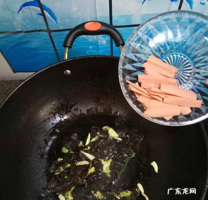 怎样做美味的黑木耳香肠炒豆芽