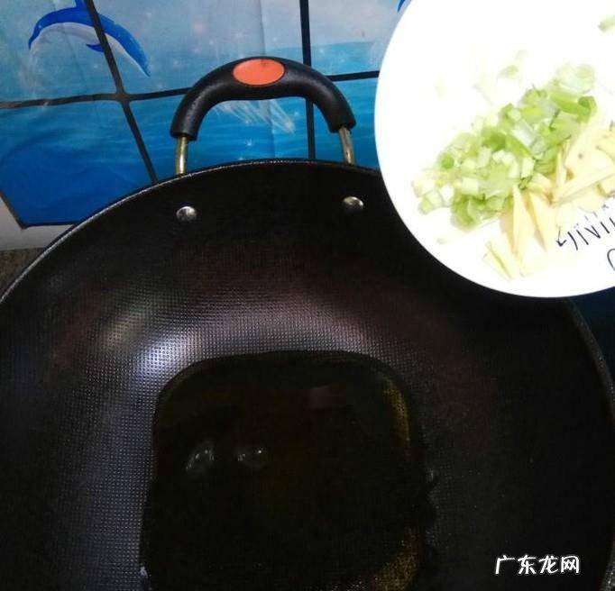 怎样做美味的黑木耳香肠炒豆芽