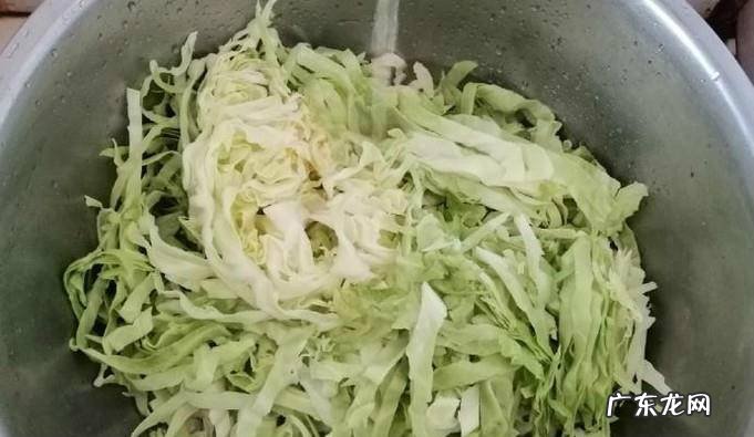 怎样做美味的油泼辣子包菜拌虾皮