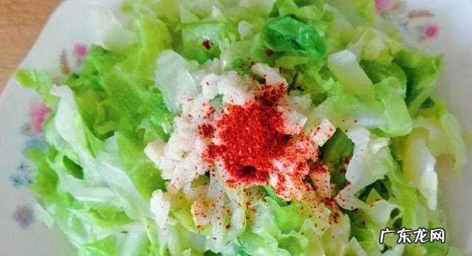 怎样做美味的油泼辣子包菜拌虾皮
