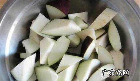 鲫鱼炖茄子的做法