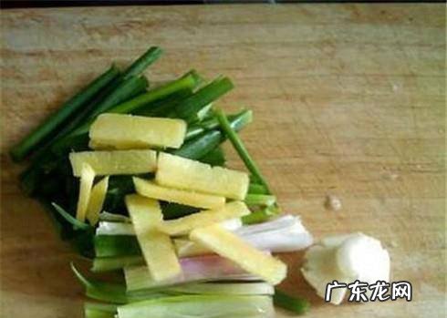 鲫鱼炖茄子的做法