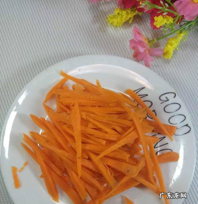 怎样做美味的胡萝卜芹菜炒鸡脯肉