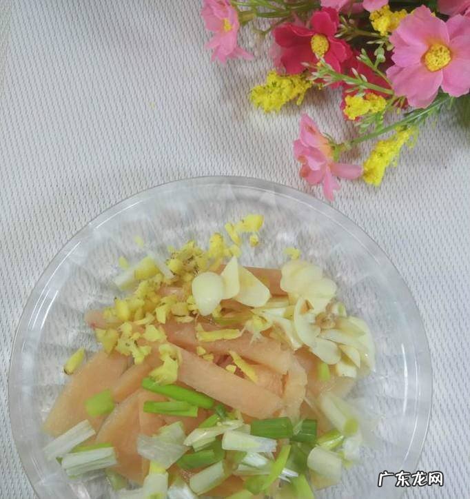 怎样做美味的胡萝卜芹菜炒鸡脯肉