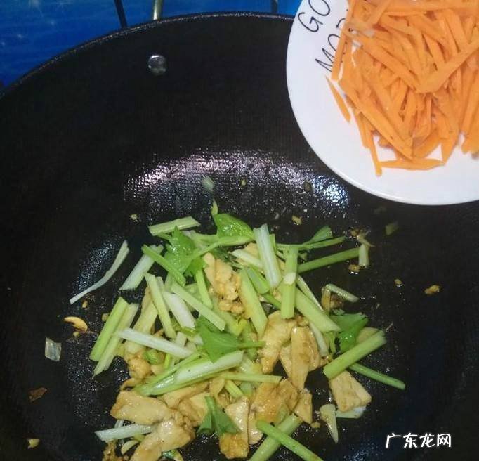 怎样做美味的胡萝卜芹菜炒鸡脯肉