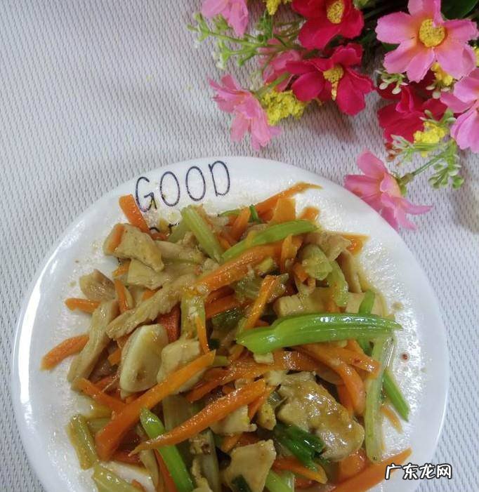怎样做美味的胡萝卜芹菜炒鸡脯肉