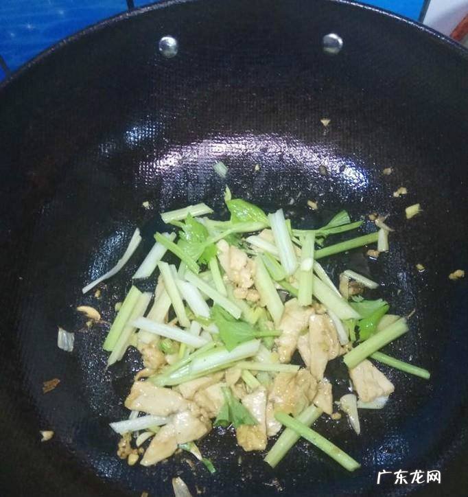 怎样做美味的胡萝卜芹菜炒鸡脯肉