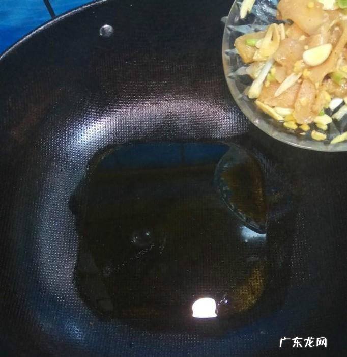 怎样做美味的胡萝卜芹菜炒鸡脯肉