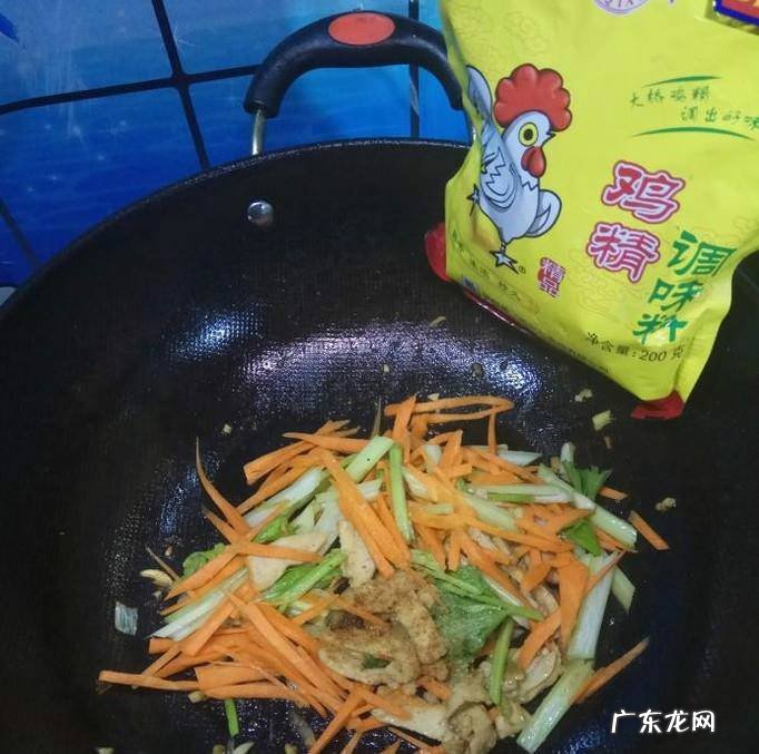 怎样做美味的胡萝卜芹菜炒鸡脯肉