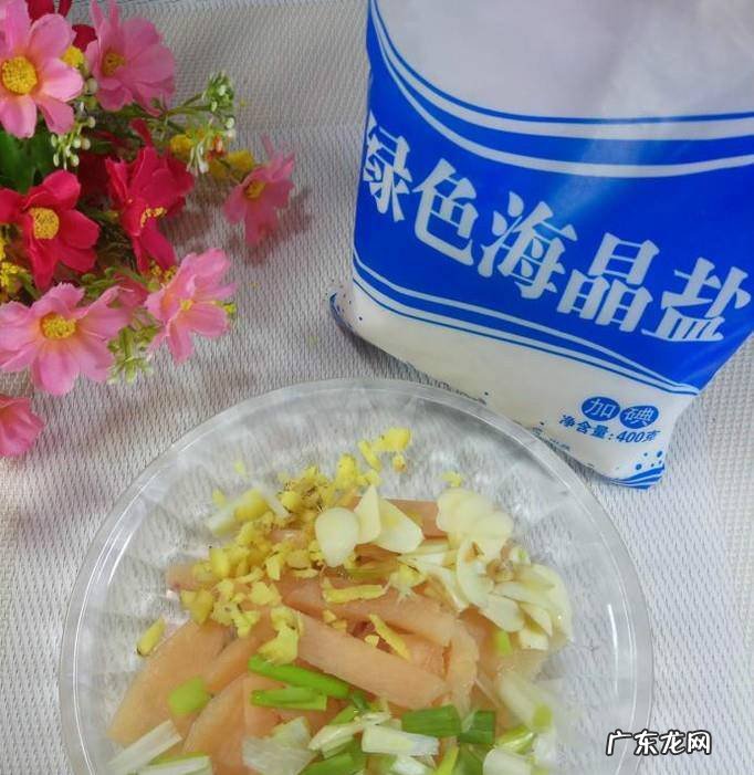 怎样做美味的胡萝卜芹菜炒鸡脯肉