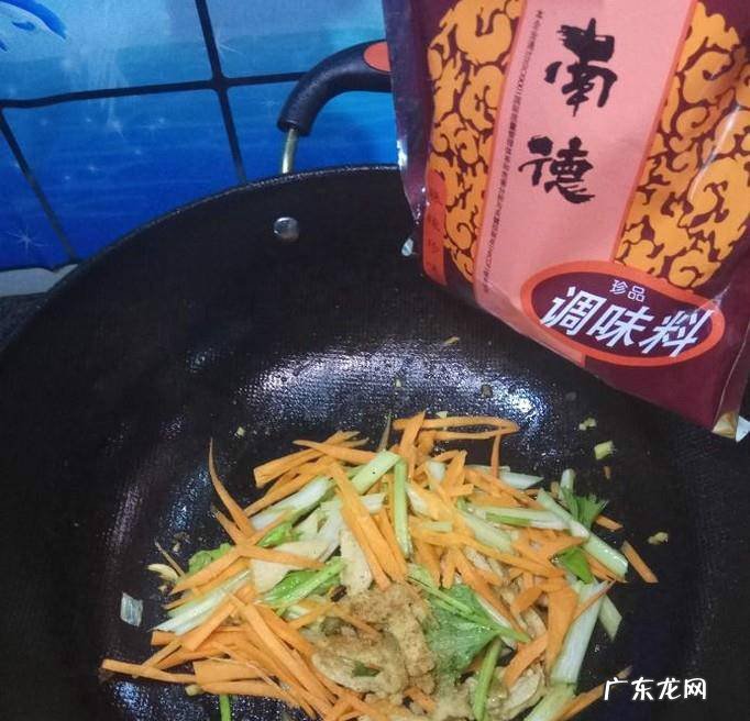 怎样做美味的胡萝卜芹菜炒鸡脯肉