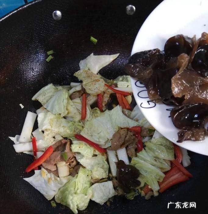 怎样做美味的白菜木耳炒肉