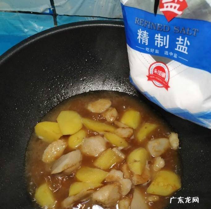 怎样做美味的红烧芋头土豆块
