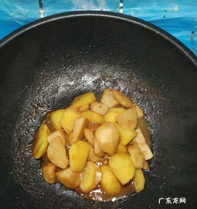 怎样做美味的红烧芋头土豆块
