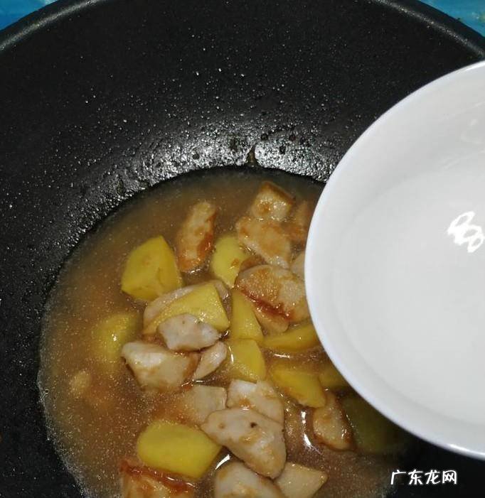 怎样做美味的红烧芋头土豆块