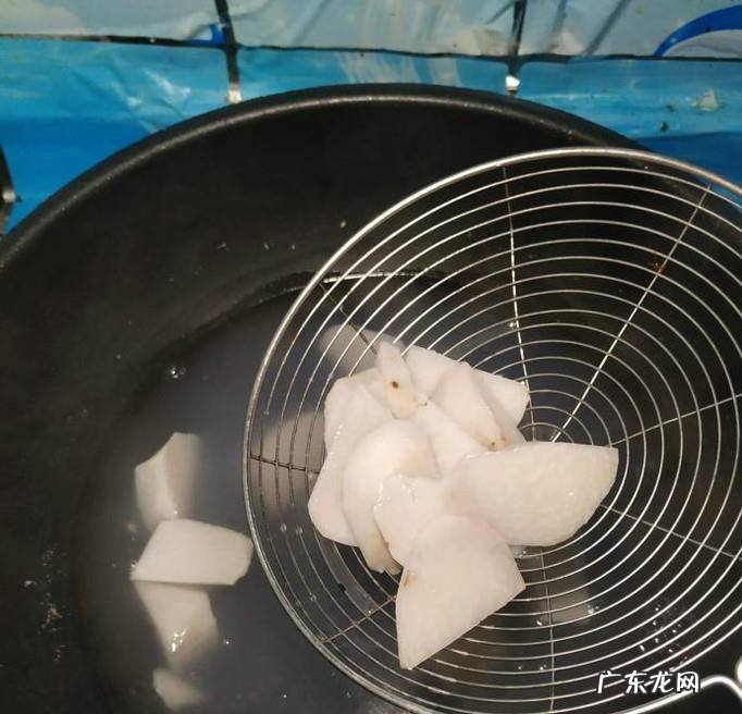 怎样做美味的红烧芋头土豆块