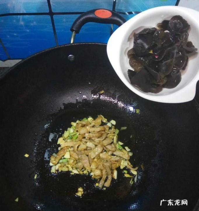 怎样做美味的青椒木耳炒肉丝