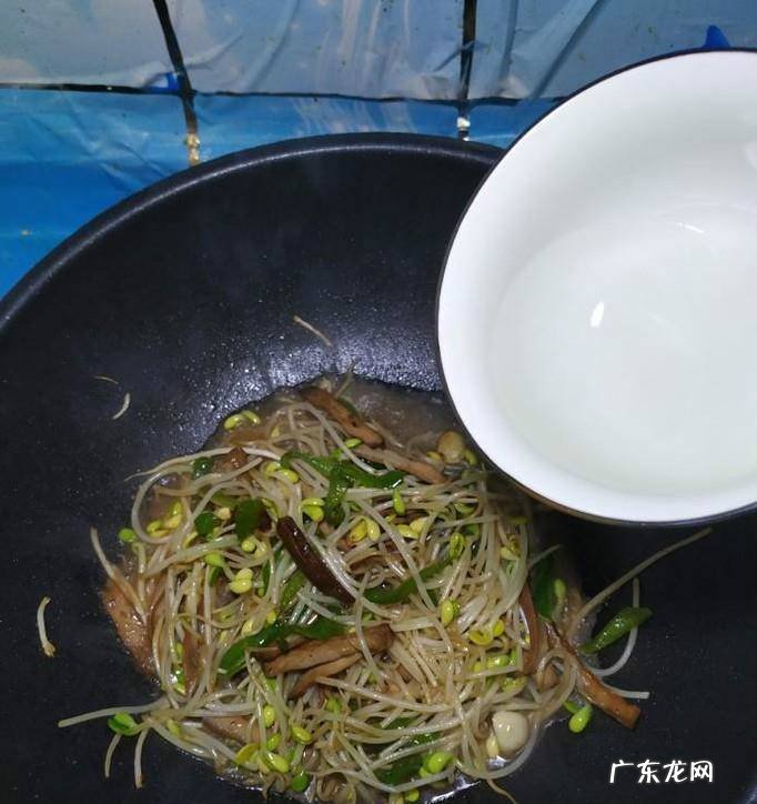 怎样做美味的黄豆芽青椒炒豆干