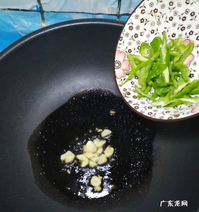 怎样做美味的黄豆芽青椒炒豆干